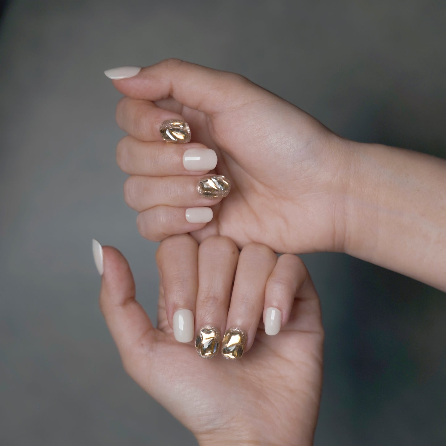 Lover | Golden White Elegance Cat Eye Oval Press-On Nails